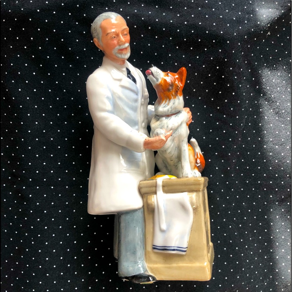 ROYAL DOULTON 1974 Vintage Figurine